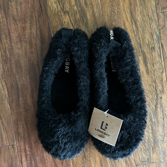 Longbay Black fuzzy slippers. Women’s size 9-10 - Picture 2 of 3